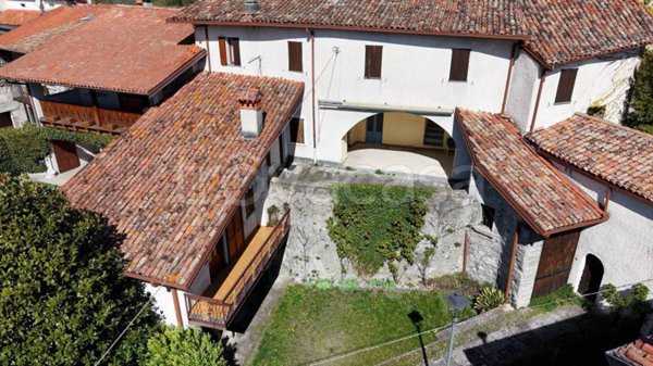 casa indipendente in vendita a Solto Collina in zona Esmate