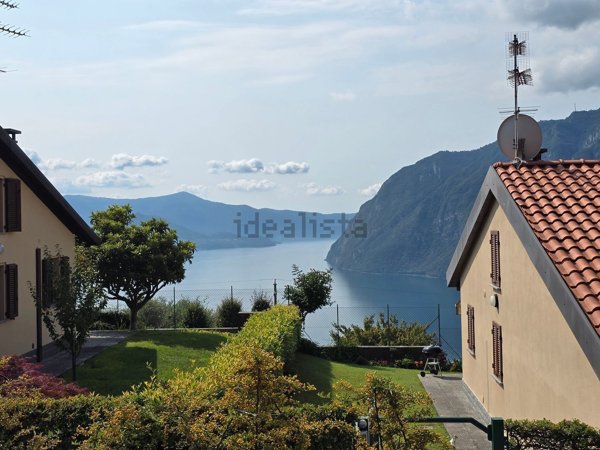 casa indipendente in vendita a Solto Collina