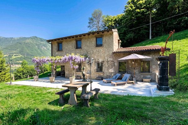casa indipendente in vendita a Solto Collina in zona Esmate
