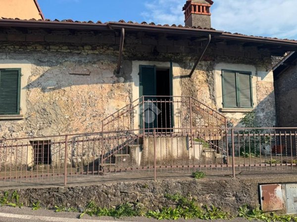 casa indipendente in vendita a Solto Collina in zona Esmate