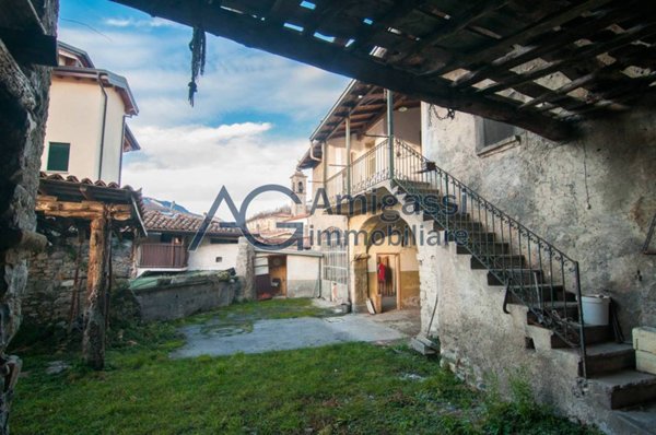 casa indipendente in vendita a Solto Collina in zona Esmate