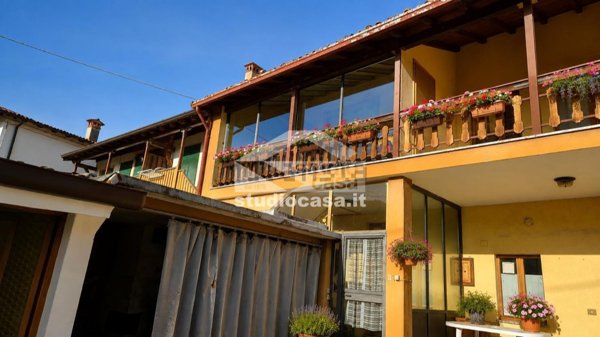 casa indipendente in vendita a Solto Collina in zona Esmate