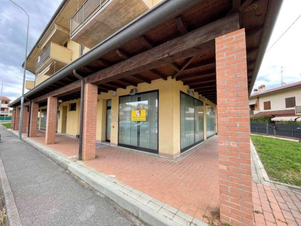 negozio in vendita a Sotto il Monte Giovanni XXIII
