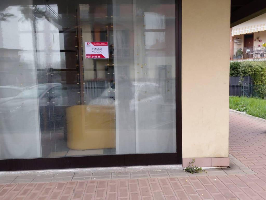 negozio in vendita a Sotto il Monte Giovanni XXIII