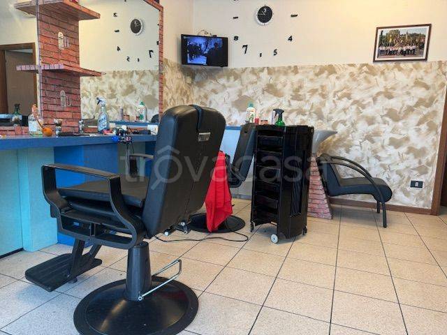 negozio in vendita a Sotto il Monte Giovanni XXIII in zona Pratolongo