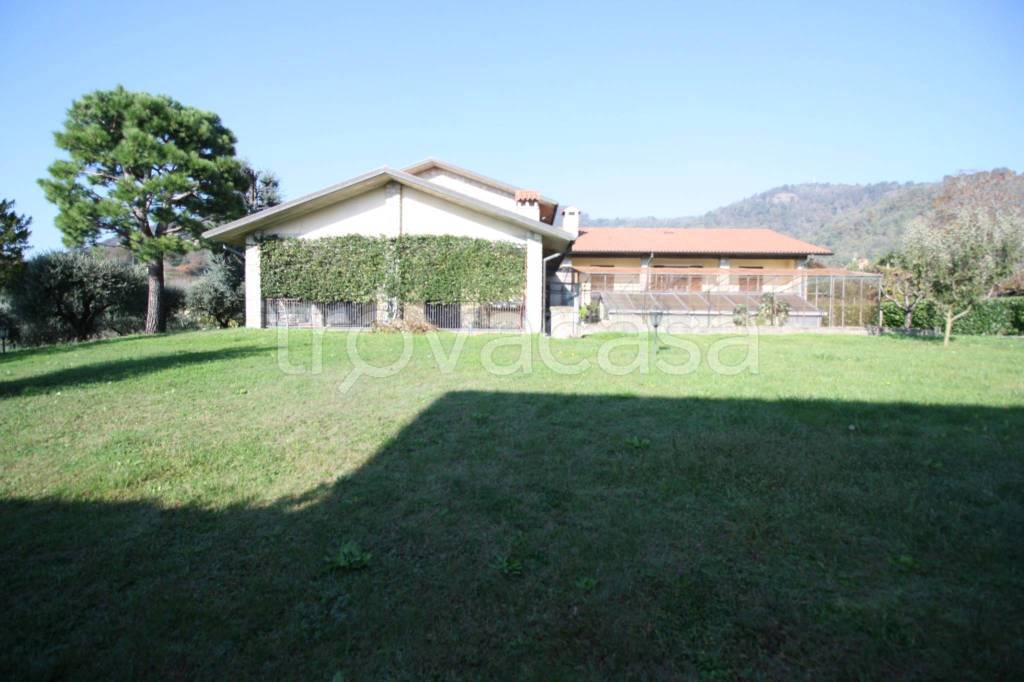 casa indipendente in vendita a Sotto il Monte Giovanni XXIII in zona Pratolongo