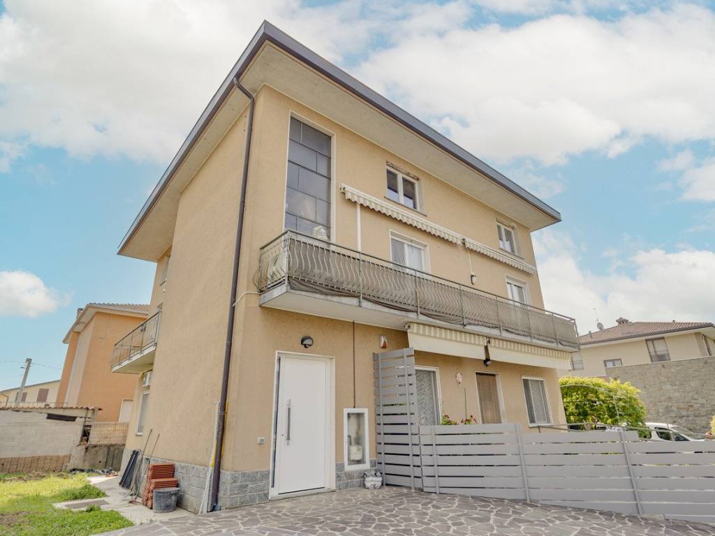 appartamento in vendita a Sotto il Monte Giovanni XXIII in zona Pratolongo