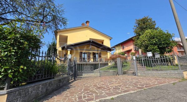 casa indipendente in vendita a Sotto il Monte Giovanni XXIII in zona Pratolongo