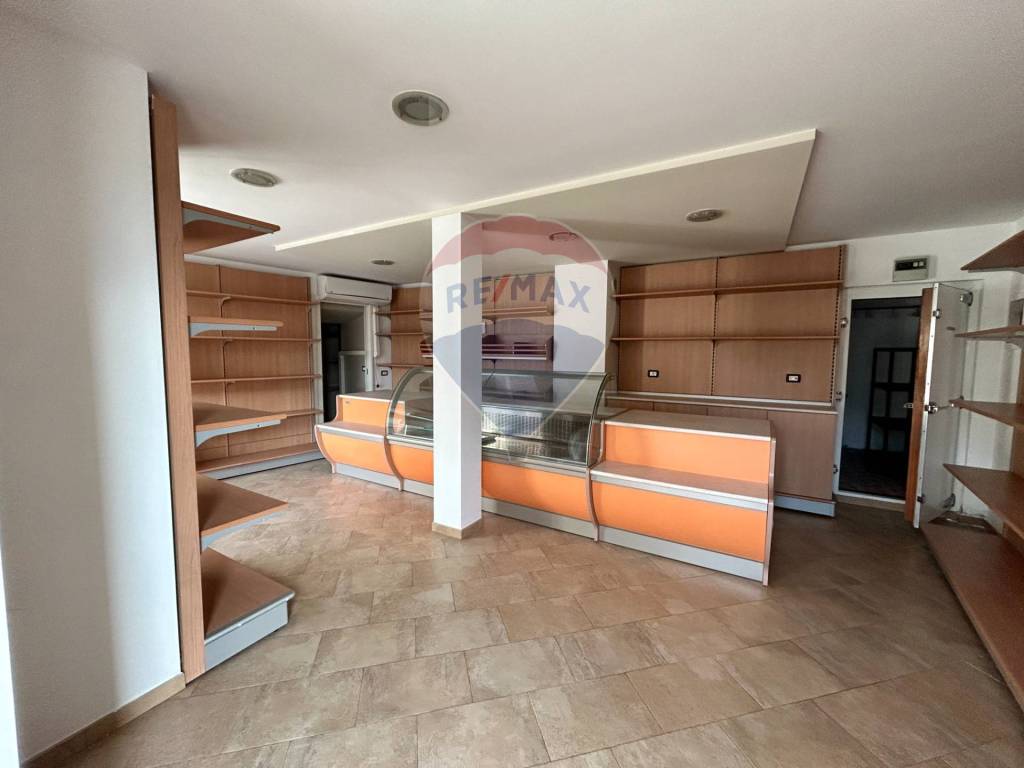 negozio in vendita a Sovere in zona Sellere