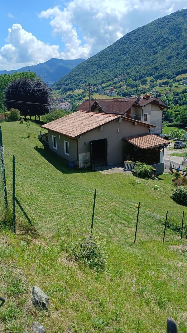 casa indipendente in vendita a Sovere in zona Piazza