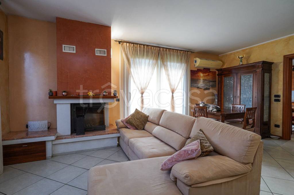 casa indipendente in vendita a Spinone al Lago