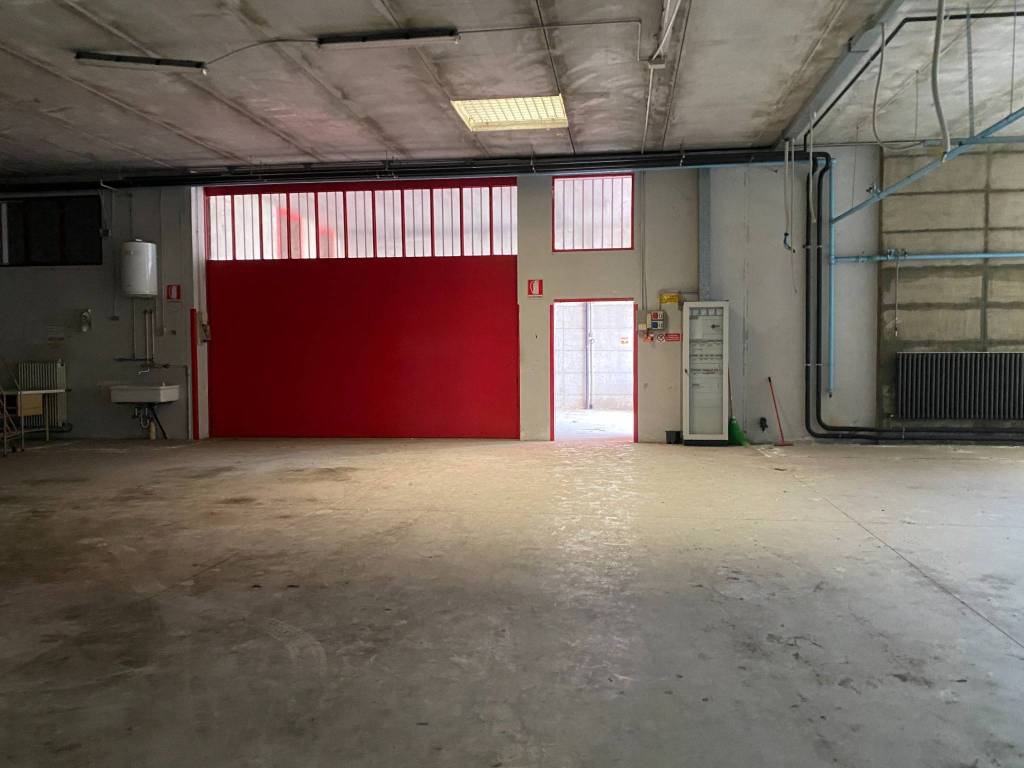 locale commerciale in vendita a Spirano