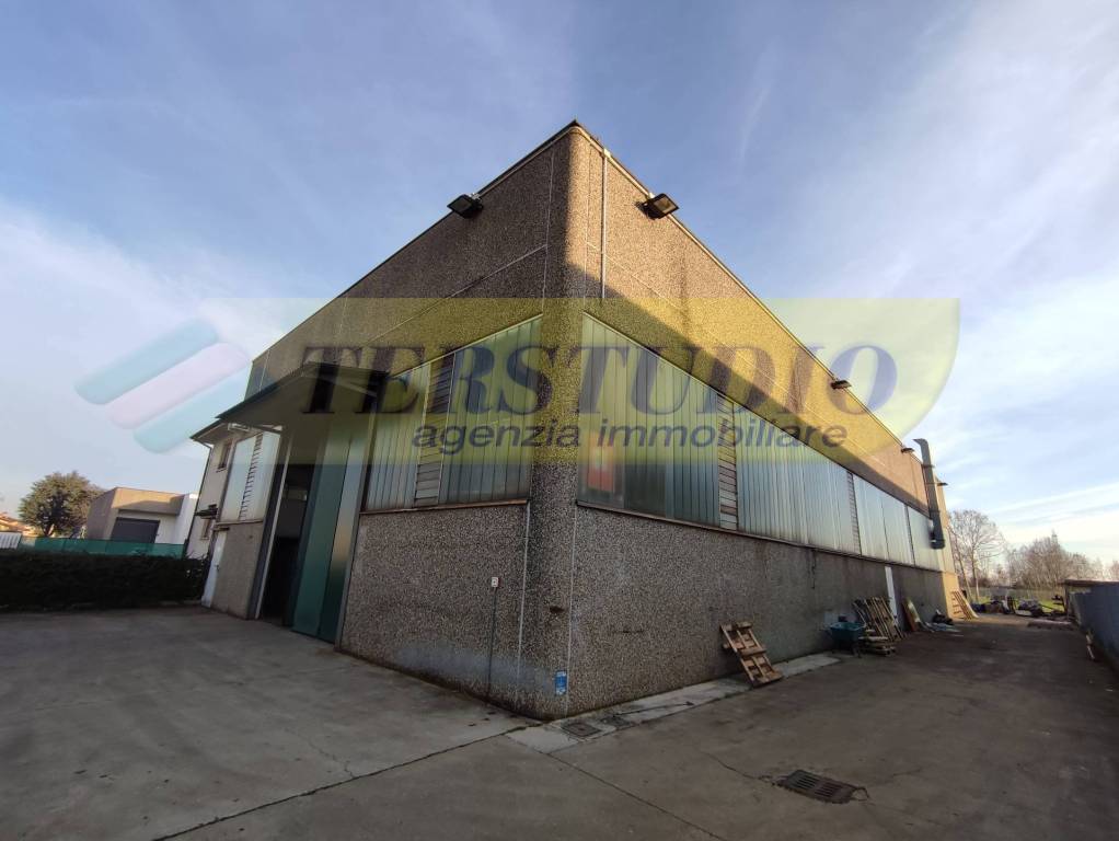 locale commerciale in vendita a Spirano