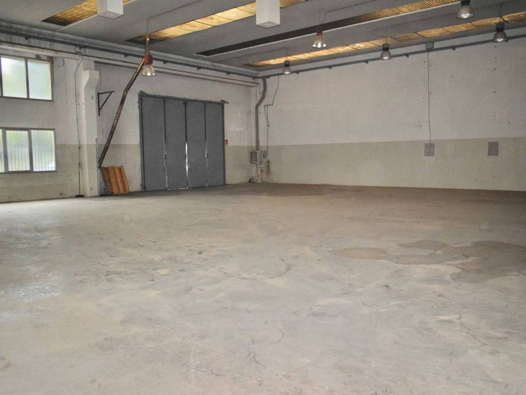 locale commerciale in vendita a Stezzano