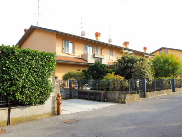 casa indipendente in vendita a Stezzano