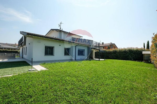 casa indipendente in vendita a Stezzano