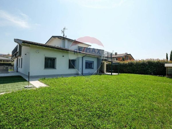 casa indipendente in vendita a Stezzano