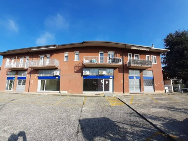negozio in vendita a Stezzano