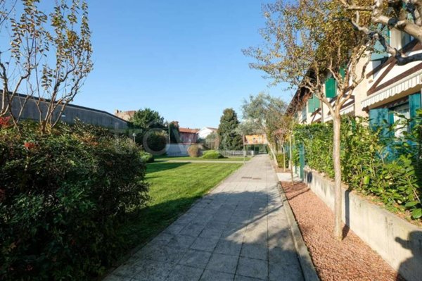 casa indipendente in vendita a Stezzano
