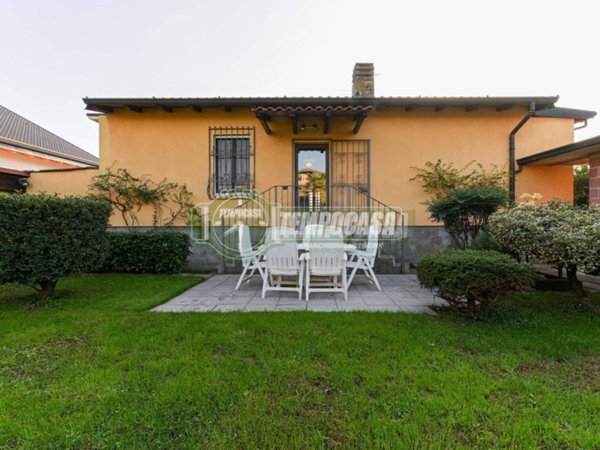 casa indipendente in vendita a Stezzano