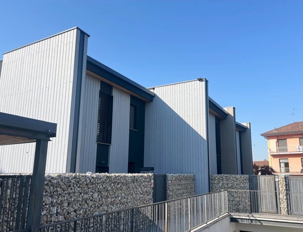 casa indipendente in vendita a Stezzano