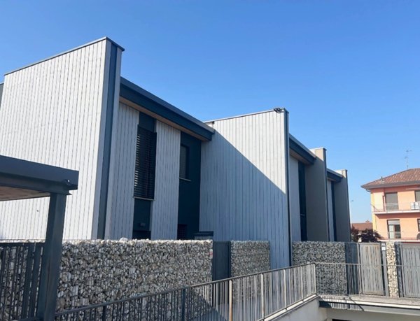 casa indipendente in vendita a Stezzano