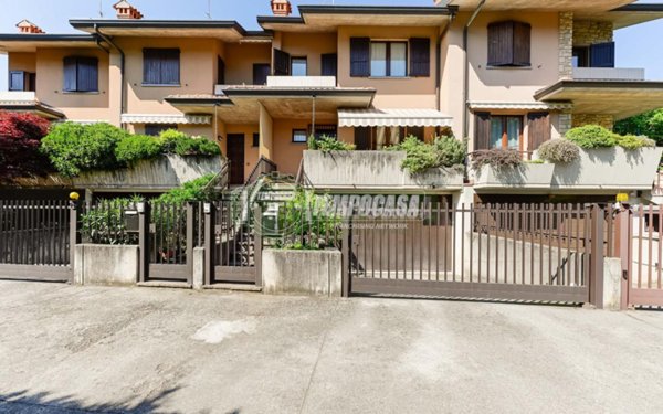 casa indipendente in vendita a Stezzano