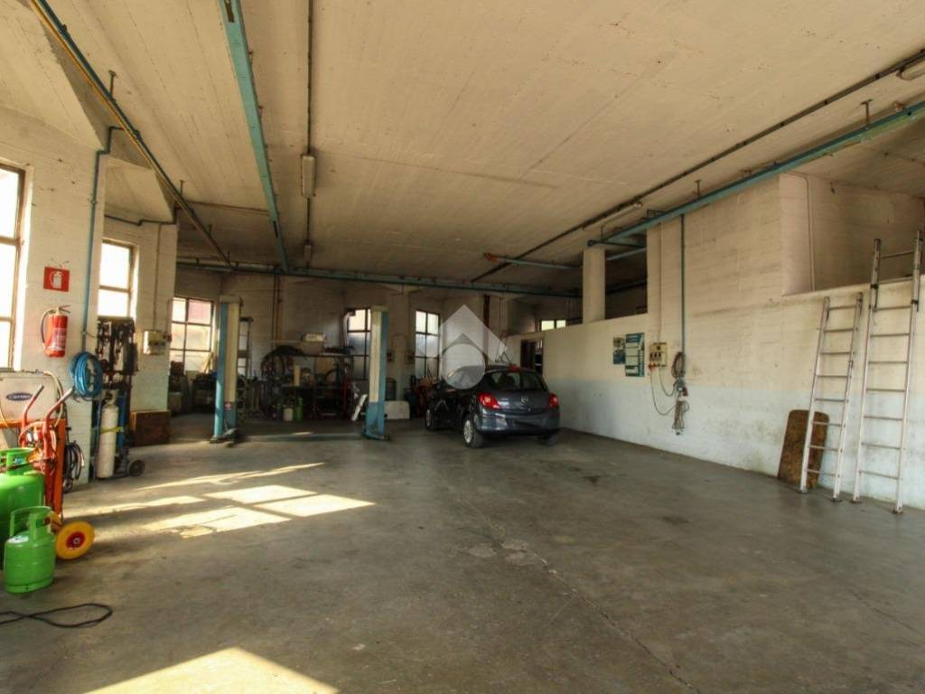 locale commerciale in vendita a Stezzano