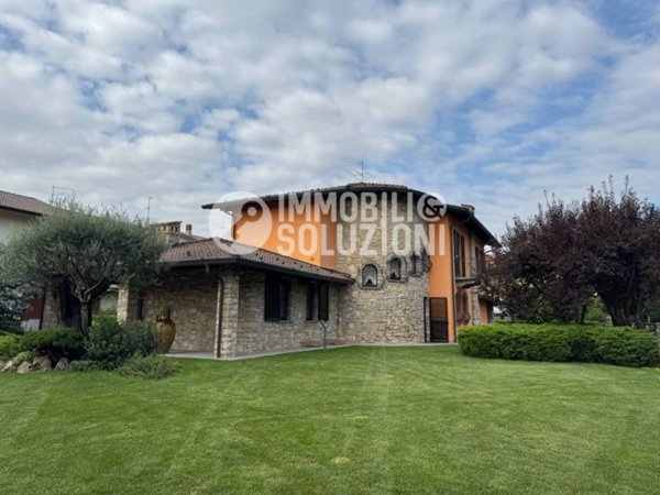 casa indipendente in vendita a Stezzano