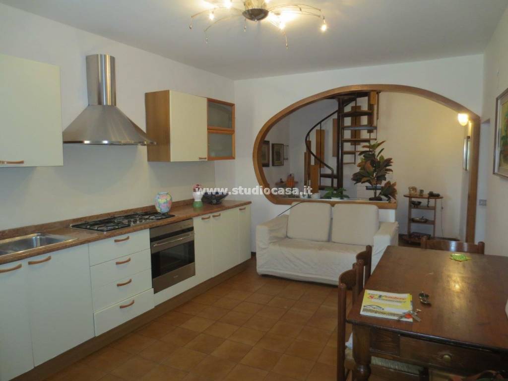 casa indipendente in vendita a Stezzano