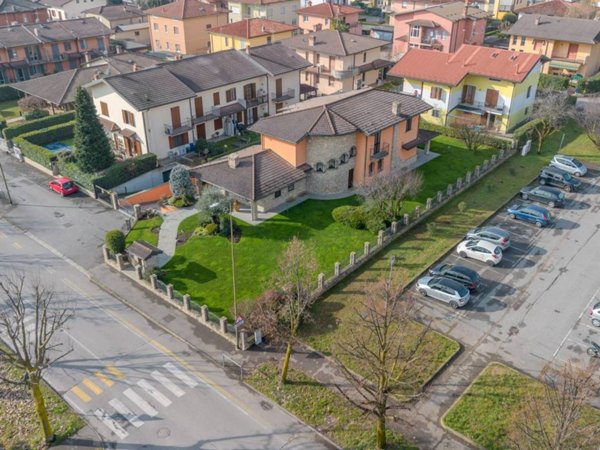 casa indipendente in vendita a Stezzano