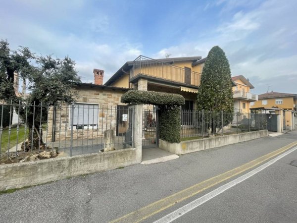 casa indipendente in vendita a Stezzano