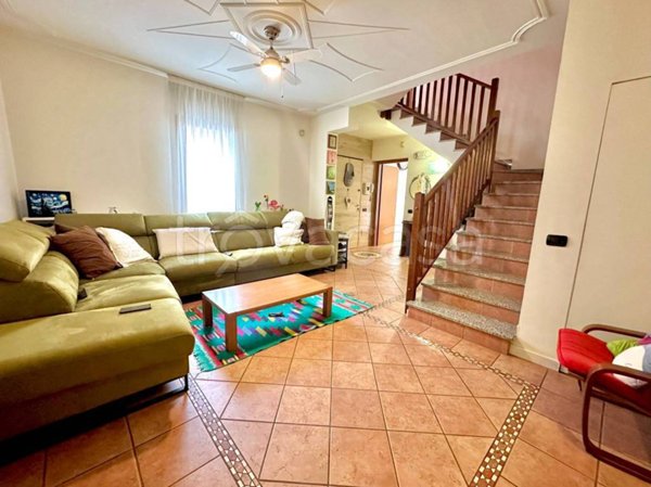 casa indipendente in vendita a Stezzano