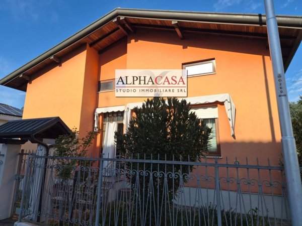 casa indipendente in vendita a Stezzano