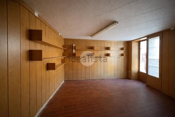 locale commerciale in vendita a Stezzano