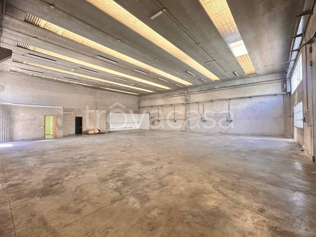 locale commerciale in vendita a Stezzano