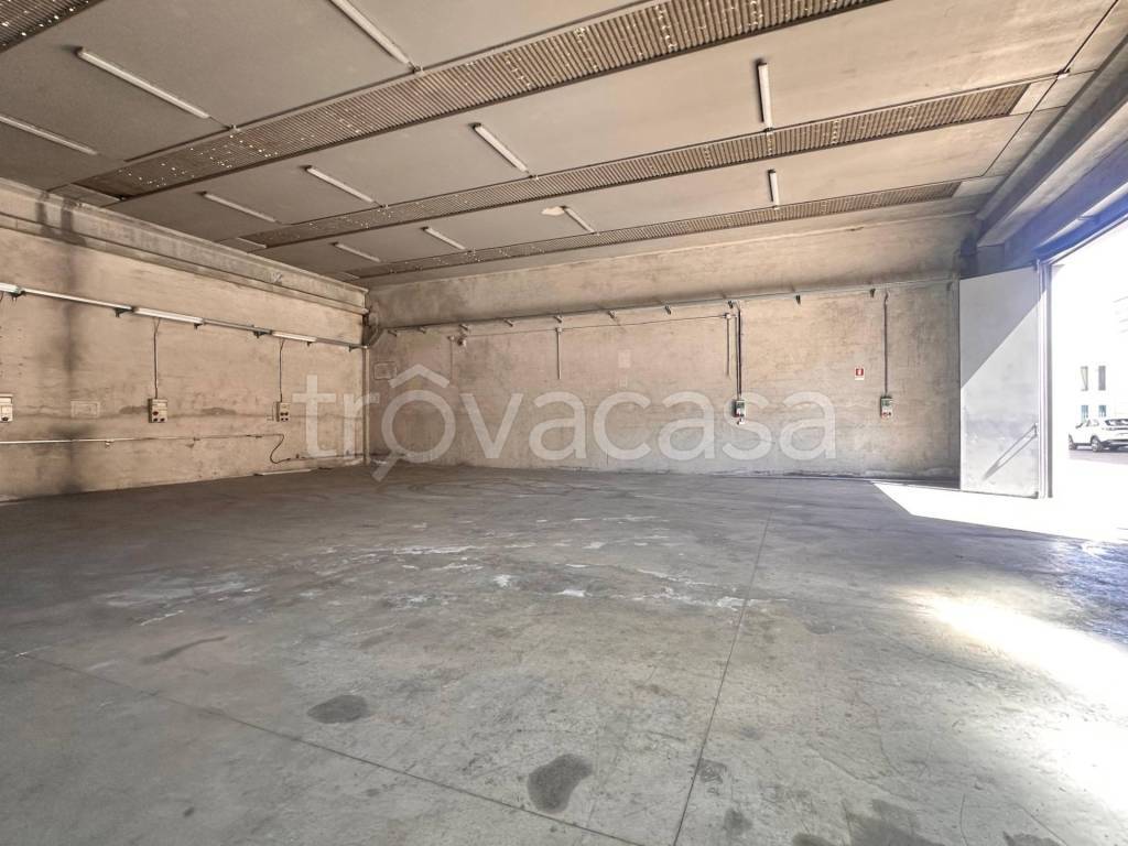 locale commerciale in vendita a Stezzano