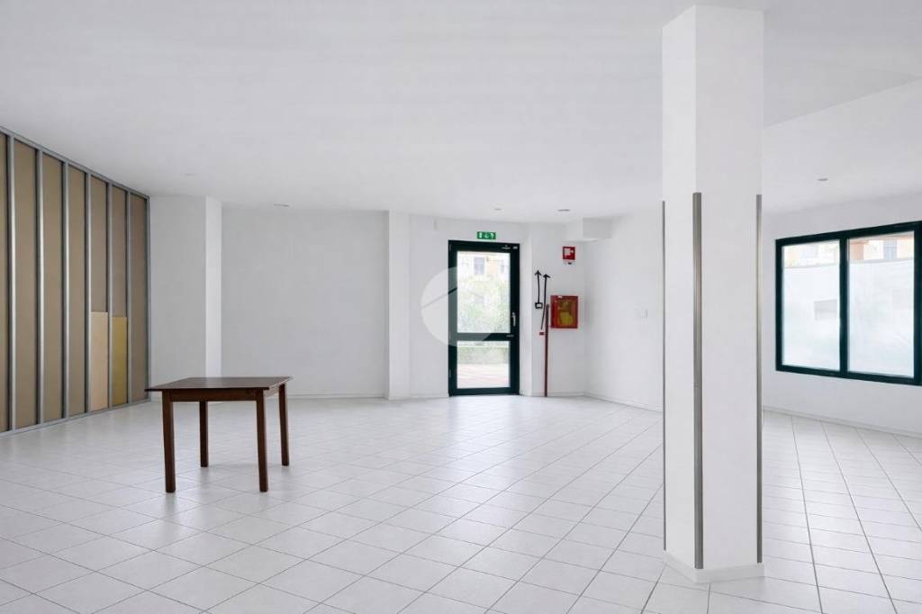 locale commerciale in vendita a Stezzano