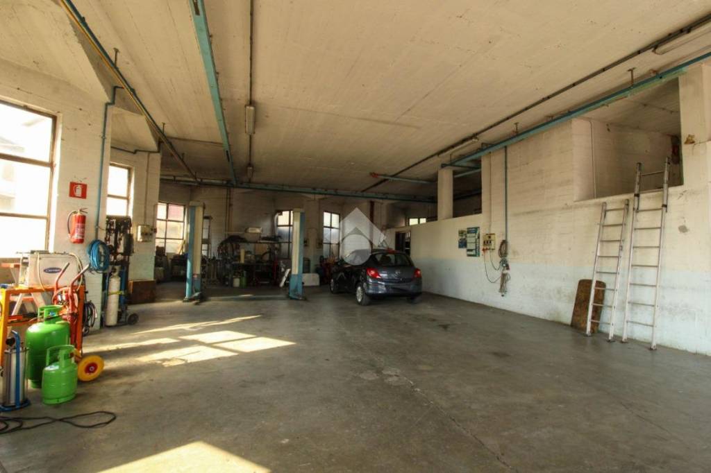 locale commerciale in vendita a Stezzano
