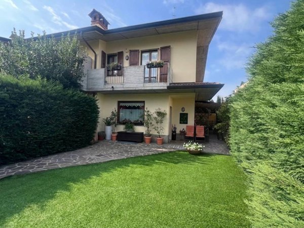 casa indipendente in vendita a Stezzano