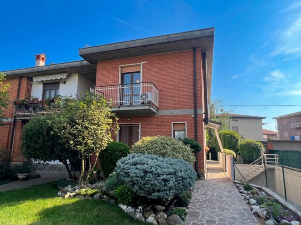 casa indipendente in vendita a Stezzano