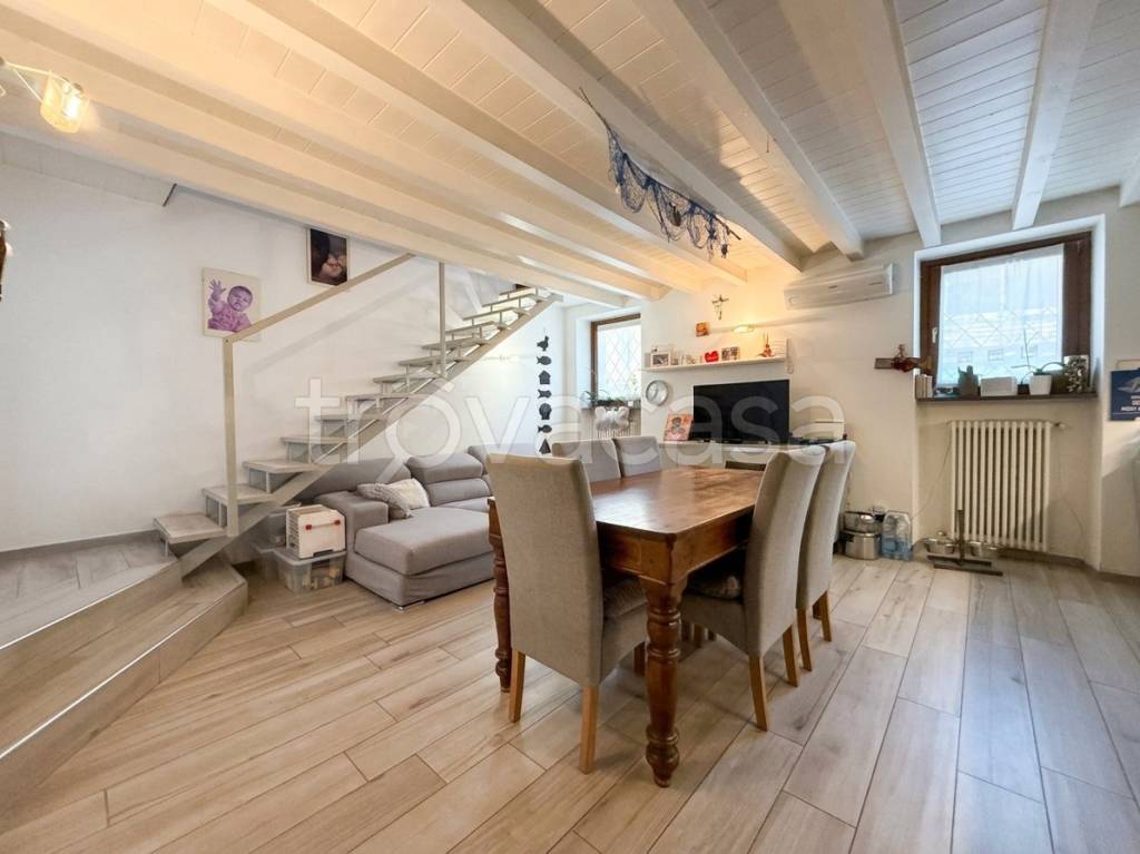 casa indipendente in vendita a Stezzano