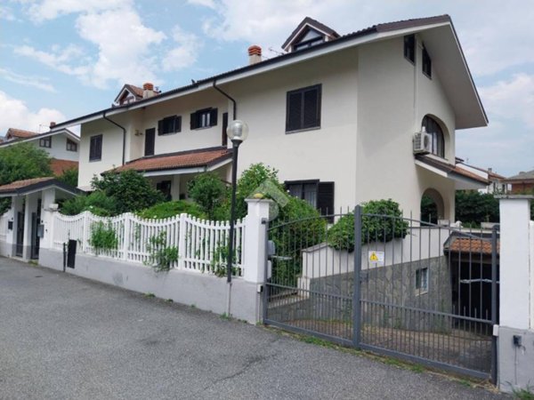 casa indipendente in vendita ad Avigliana