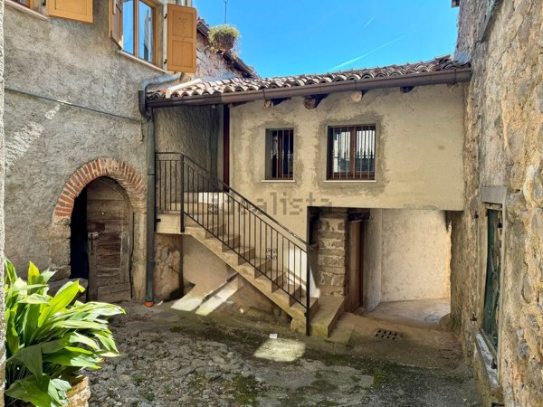 appartamento in vendita a Strozza in zona Amagno