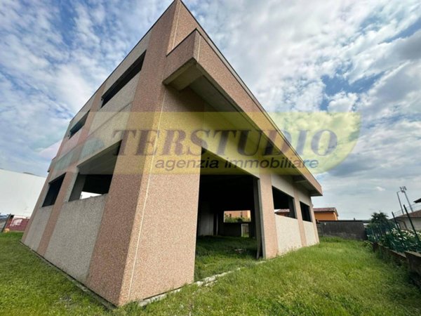 locale di sgombero in vendita a Suisio