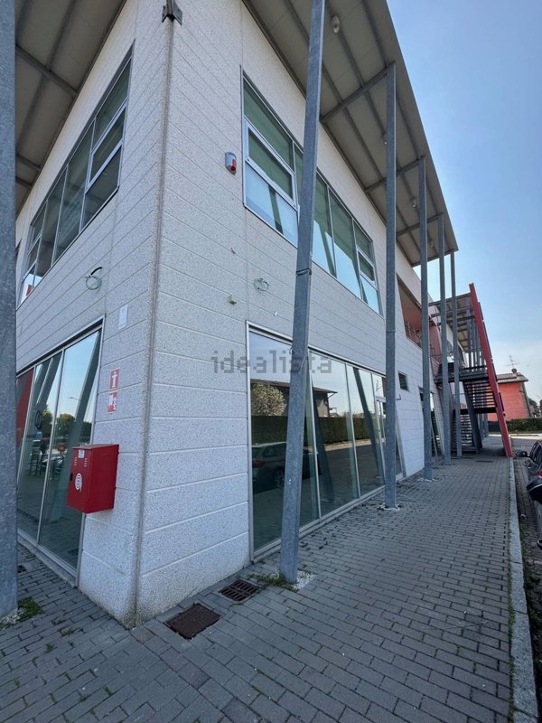 locale commerciale in vendita a Suisio