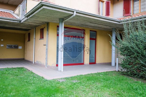 locale commerciale in vendita a Suisio