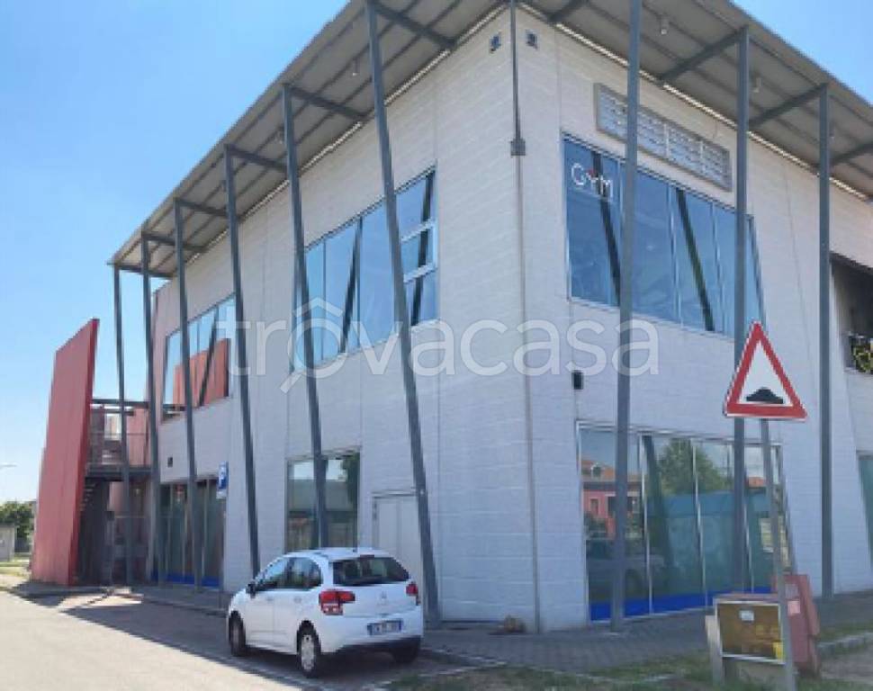 locale commerciale in vendita a Suisio