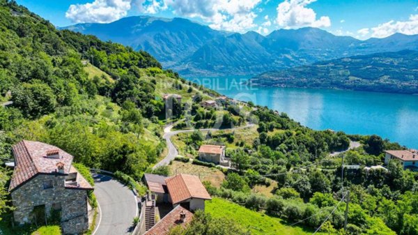 casa indipendente in vendita a Tavernola Bergamasca
