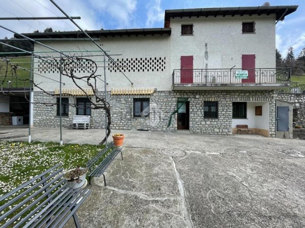 casa indipendente in vendita a Tavernola Bergamasca